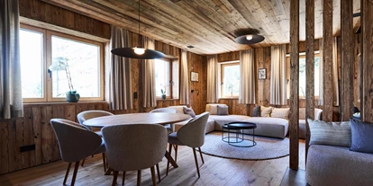 Hüttendorf - Parkplatz direkt an der Hütte - Essbereich - Luxus Chalet Schlossblick