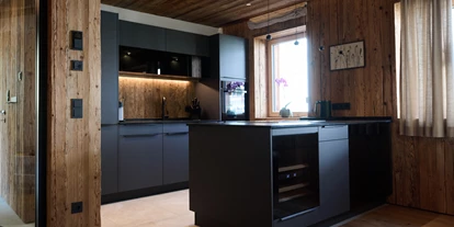 Hüttendorf - Parkplatz direkt an der Hütte - Küche - Luxus Chalet Schlossblick