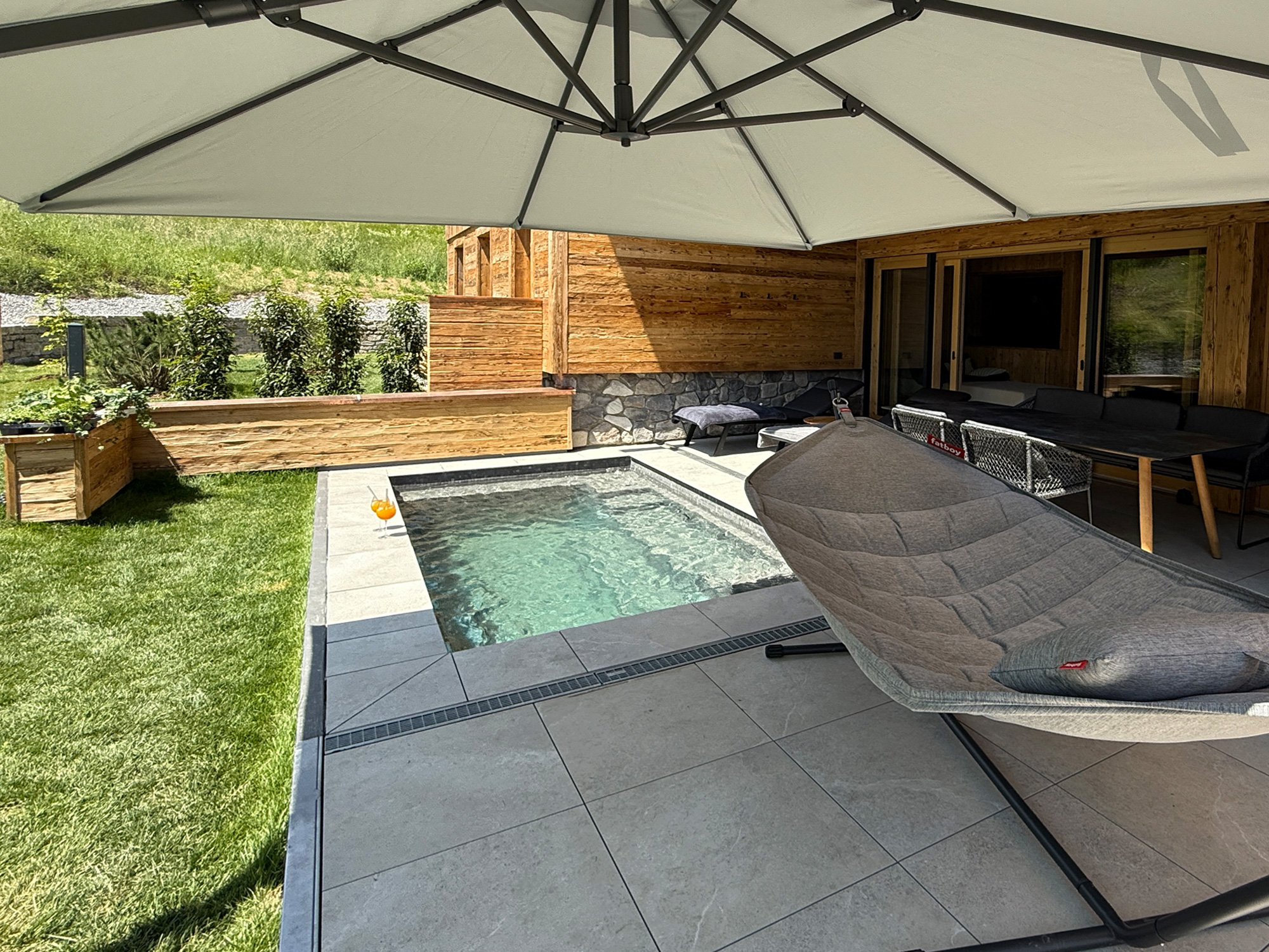 Hüttendorf - PLZ 6183 (Österreich) - Terrasse mit Pool - Luxus Chalet Schlossblick
