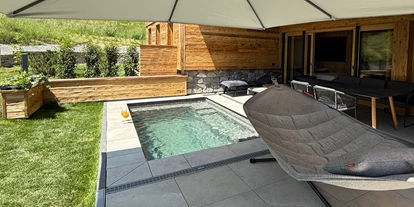 Hüttendorf - Parkplatz direkt an der Hütte - Terrasse mit Pool - Luxus Chalet Schlossblick