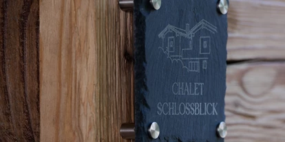 Hüttendorf - Parkplatz direkt an der Hütte - Eingangsschild - Luxus Chalet Schlossblick