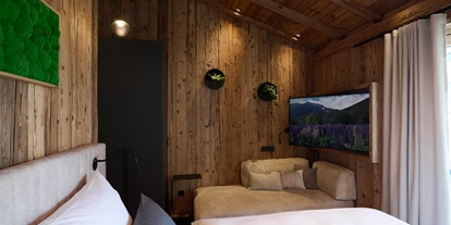 Hüttendorf - Parkplatz direkt an der Hütte - Schlafzimmer mit TV - Luxus Chalet Schlossblick