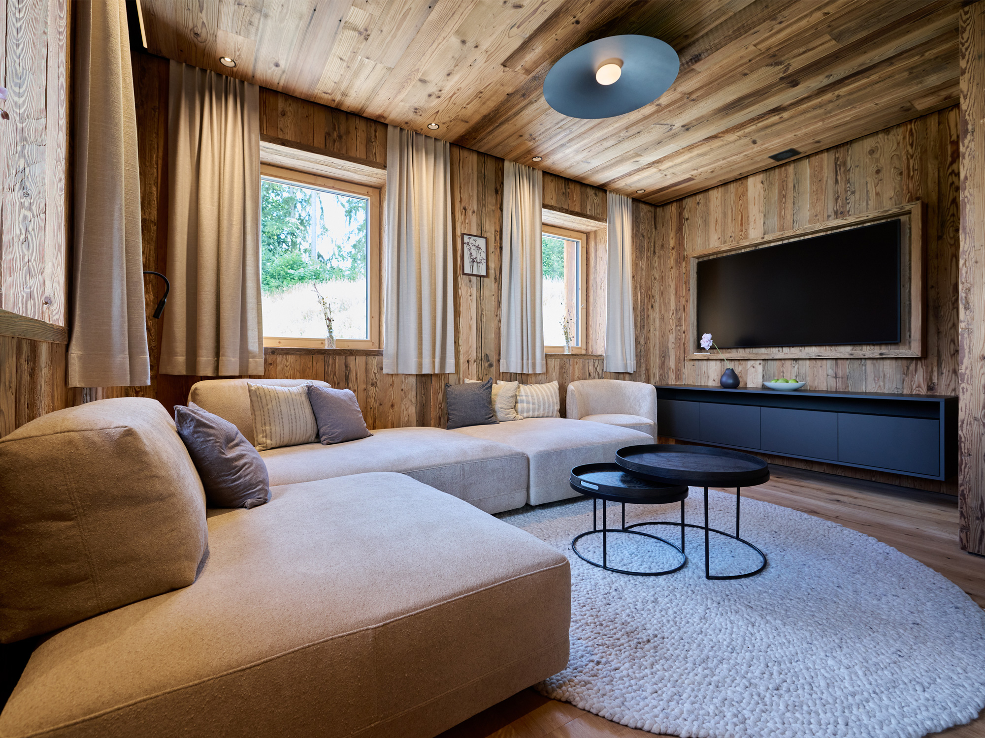 Chalet: Wohnbereich mit TV  - Luxus Chalet Schlossblick - Innen
