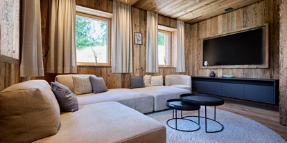 Hüttendorf - Parkplatz direkt an der Hütte - Wohnbereich mit TV  - Luxus Chalet Schlossblick