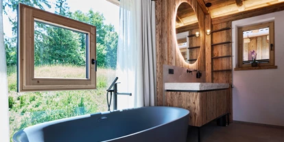 Hüttendorf - Parkplatz direkt an der Hütte - Wellnesbad - Luxus Chalet Schlossblick