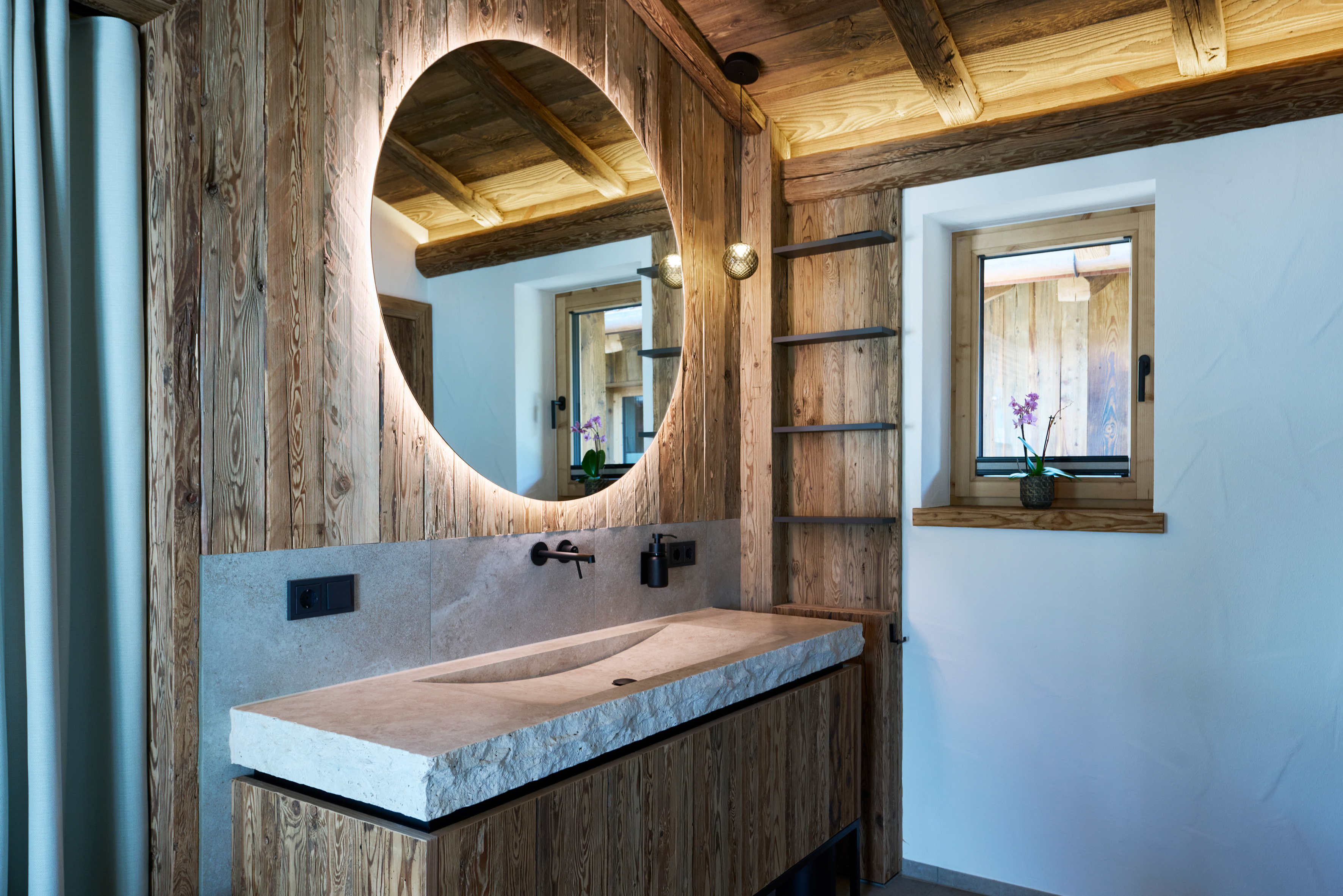 Chalet: Bad mit Doppelwaschbecken, Badewanne, Dusche und separates WC - Luxus Chalet Schlossblick - Innen