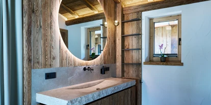 Hüttendorf - Parkplatz direkt an der Hütte - Bad mit Doppelwaschbecken, Badewanne, Dusche und separates WC - Luxus Chalet Schlossblick