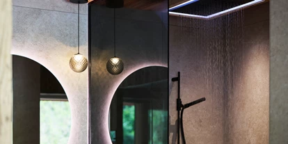 Hüttendorf - Parkplatz direkt an der Hütte - Wellnessdusche mit Ambientebeleuchtung - Luxus Chalet Schlossblick