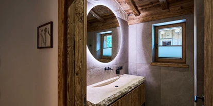 Hüttendorf - Parkplatz direkt an der Hütte - Zweites Badezimmer - Luxus Chalet Schlossblick