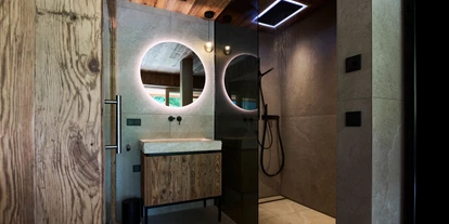 Hüttendorf - Parkplatz direkt an der Hütte - Finnische Sauna mit Doppelwaschbecken und Wellnessdusche mit Ambiente Beleuchtung - Luxus Chalet Schlossblick