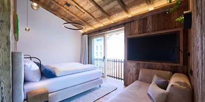 Hüttendorf - Parkplatz direkt an der Hütte - Schlafzimmer mit TV - Luxus Chalet Schlossblick