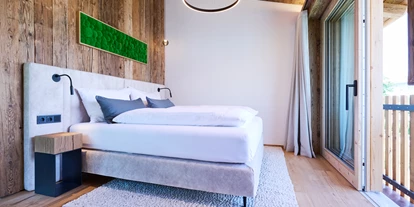 Hüttendorf - Parkplatz direkt an der Hütte - King-Size-Doppelbett mit Blick auf Schloss Neuschwanstein - Luxus Chalet Schlossblick