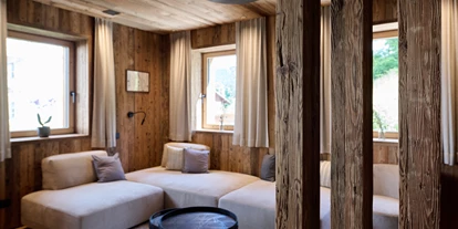 Hüttendorf - Parkplatz direkt an der Hütte - Wohnbereich - Luxus Chalet Schlossblick