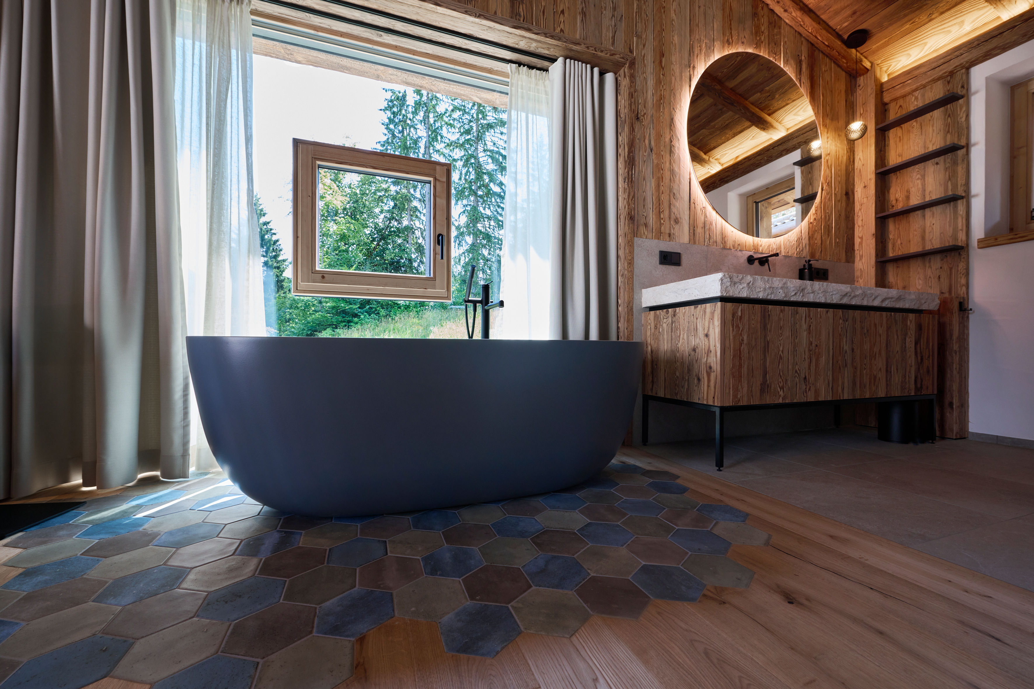 Chalet: Wellness Bad mit freistehender Badewanne - Luxus Chalet Schlossblick - Innen, Wellness | Entspannen