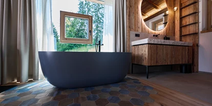 Hüttendorf - Parkplatz direkt an der Hütte - Wellness Bad mit freistehender Badewanne - Luxus Chalet Schlossblick