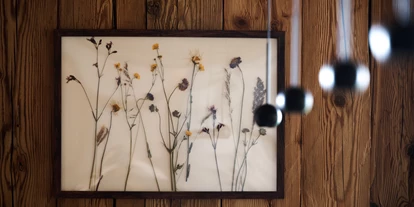 Hüttendorf - Parkplatz direkt an der Hütte - Selbstgemache Blumenbilder - Luxus Chalet Schlossblick