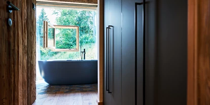 Hüttendorf - Parkplatz direkt an der Hütte - Großer Schrank auf dem Weg zum Bad - Luxus Chalet Schlossblick