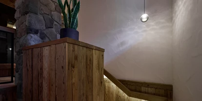 Hüttendorf - Parkplatz direkt an der Hütte - Treppe zum OG - Luxus Chalet Schlossblick