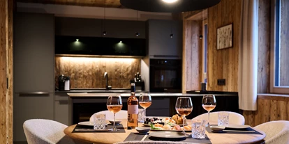 Hüttendorf - Parkplatz direkt an der Hütte - Esstisch für 5 Personen - Luxus Chalet Schlossblick