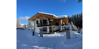 Hüttendorf - Chaletgröße: 4 - 6 Personen - Pinzgau - Zufahrt zur Sam-Alm Snow&Bike mit großen Parkplatz hinterm Haus - Sam-Alm