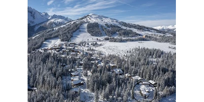 Hüttendorf - Chaletgröße: 4 - 6 Personen - Pinzgau - Lage Sam-Alm  Kreis  Zum Skilift ca. 250m Wer Schnee sucht, ist in Hochkrimml an der richtigen Adresse. Der ganz auf Wintersportler zugeschnittene Ferienort bietet sonnige und beschneite Pistenabfahrten mit einer langen Saison von Anfang Dezember bis weit in den April. Der Ort selbst ist ruhiger als das benachbarte Königsleiten und damit ideal für Gäste, die Besinnlichkeit mögen. Gleichwohl gibt es hier Gelegenheiten zur abendlichen Entspannung. Kein Wunder, dass Hochkrimml immer beliebter wird. 
Warum entscheidet man sich für die hochgelegenen Alpenorte? Weil sie dem Himmel näher sind und eine atemberaubende Aussicht bieten! Das Gefühl, aus dem Haus zu kommen, bereits auf den Brettern zu stehen und direkt ins Tal zu wedeln, ist einfach unvergleichlich – wobei „Tal“ vielleicht nicht der richtige Begriff ist, denn der niedrigste Punkt ist immer noch etwa 1400 Meter hoch gelegen. Auf der anderen Seite erobern Sie über Königsleiten die Weiten der Gerlosplatte. Aber auch in Hochkrimml finden Sie genügend Infrastruktur für den Skifahrer: neben modernen Liften haben Sie hier eine Skischule und ein Skigeschäft mit Skiverleih direkt im Dorf. Auch der Bus steht Ihnen zur Verfügung: Er verkehrt in alle nahegelegenen Skiorte: Neukirchen, Wald, Krimml und Königsleiten.
Wenn Sie weniger Adrenalin beim Sport brauchen, können Sie von hier aus herrliche, liebevoll vorbereitete Langlaufloipen nutzen. Auch eine Rodelabfahrt steht Ihnen zur Verfügung. Oder ist Ihnen eher nach einer zünftigen Winterwanderung zumute? Dann empfehlen wir Ihnen eine Schneeschuhwanderung, zum Beispiel an die Krimmler Wasserfälle, die auch im Winter sehr beeindruckend sind. Über 300 Meter stürzt das Wasser hier den Fels hinab. - Sam-Alm