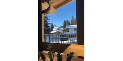 Hüttendorf - Chaletgröße: 4 - 6 Personen - Pinzgau - Blick vom Esstisch in Wohnung Top3 nach Westen  - Sam-Alm