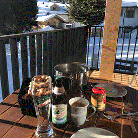 Chalet: Weißwurstfrühschoppen auf dem Sonnenbalkon im Winter Wohnung Top3 - Sam-Alm 