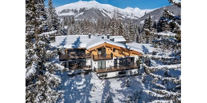 Hüttendorf - Chaletgröße: 4 - 6 Personen - Pinzgau - Sam-Alm im Winter. Im Hintergrund ein Teil unserer Zillertalarena die KönigsleitenspitzeTel. 00498642228 Mail kontakt@hinterwirt.de oder direkt Online - Sam-Alm