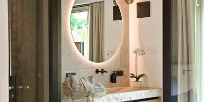 Hüttendorf - Parkplatz direkt an der Hütte - Bad - 5-Sterne Chalet Waldblick