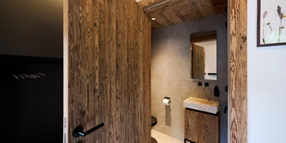 Hüttendorf - Parkplatz direkt an der Hütte - Gäste WC - 5-Sterne Chalet Waldblick