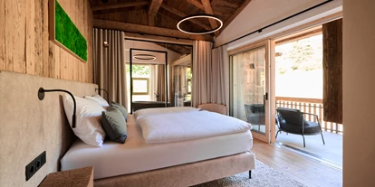 Hüttendorf - Parkplatz direkt an der Hütte - Schlafzimmer - 5-Sterne Chalet Waldblick