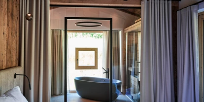 Hüttendorf - Parkplatz direkt an der Hütte - Freistehende Badewanne - 5-Sterne Chalet Waldblick