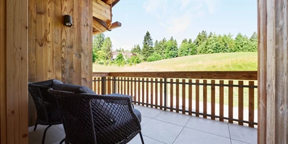 Hüttendorf - Parkplatz direkt an der Hütte - Ausblick ins Grüne - 5-Sterne Chalet Waldblick