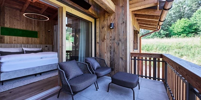 Hüttendorf - Parkplatz direkt an der Hütte - Balkon - 5-Sterne Chalet Waldblick