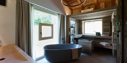 Hüttendorf - Parkplatz direkt an der Hütte - Wellnessbad - 5-Sterne Chalet Waldblick