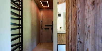 Hüttendorf - Parkplatz direkt an der Hütte - Dusche mit Ambiente Beleuchtung - 5-Sterne Chalet Waldblick