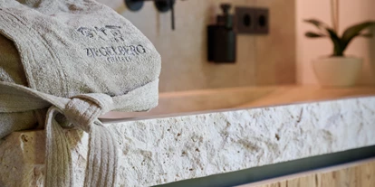 Hüttendorf - Parkplatz direkt an der Hütte - Doppelwaschbecken  - 5-Sterne Chalet Waldblick