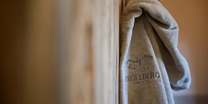 Hüttendorf - Parkplatz direkt an der Hütte - Bademantel - 5-Sterne Chalet Waldblick