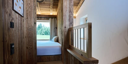 Hüttendorf - Parkplatz direkt an der Hütte - Eingang zum Kinderzimmer - 5-Sterne Chalet Waldblick