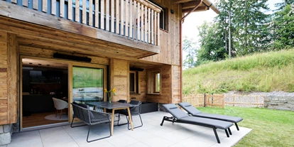 Hüttendorf - Parkplatz direkt an der Hütte - Terrasse - 5-Sterne Chalet Waldblick