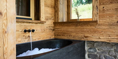 Hüttendorf - Parkplatz direkt an der Hütte - Outdoor Badewanne - 5-Sterne Chalet Waldblick