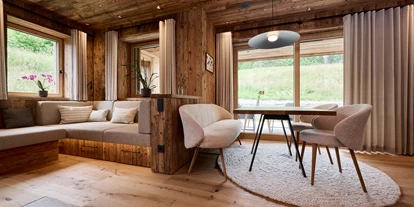 Hüttendorf - Parkplatz direkt an der Hütte - Essbereich - 5-Sterne Chalet Waldblick