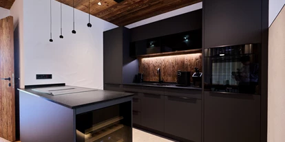 Hüttendorf - Parkplatz direkt an der Hütte - Küche - 5-Sterne Chalet Waldblick