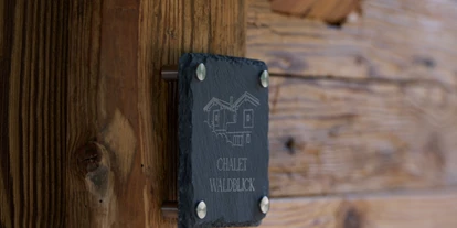 Hüttendorf - Parkplatz direkt an der Hütte - Schild am Eingang - 5-Sterne Chalet Waldblick