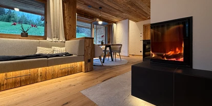 Hüttendorf - Parkplatz direkt an der Hütte - Wohnbereich - 5-Sterne Chalet Waldblick