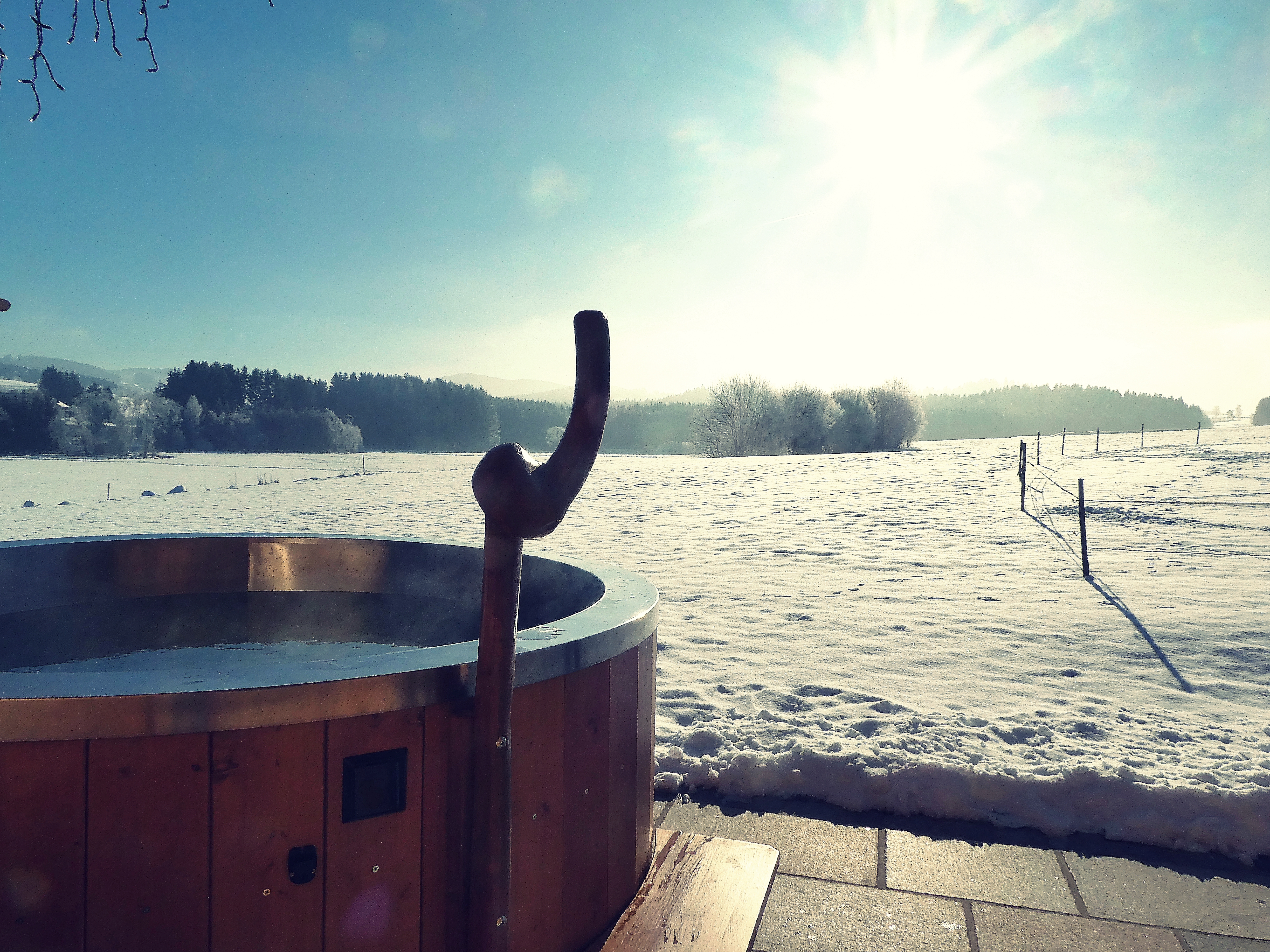 Chalet: Whirlpool Badezuber Winterlandschaft - Wenighof Chalets - Außen, Wellness | Entspannen
