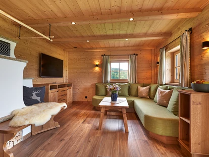 Hüttendorf - Hot Tub: beim Chalet - große Kuschelecke große Wohnstube mit Kachelofen - Wenighof Chalets