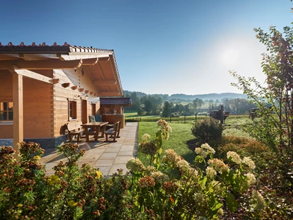 Hüttendorf - Hot Tub: beim Chalet - Chalet Außenansicht - Wenighof Chalets