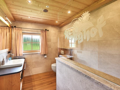 Hüttendorf - Hot Tub: beim Chalet - Badezimmer - Wenighof Chalets