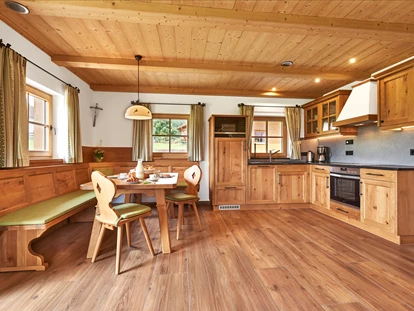 Hüttendorf - Hot Tub: beim Chalet - große Wohnstube mit Kachelofen - Wenighof Chalets